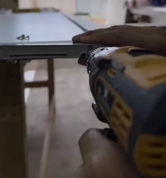 Usinagem e furação de peça em MDF